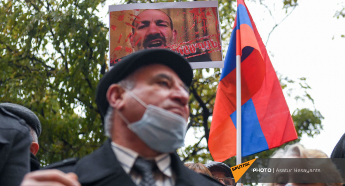   Demonstranten, die Paschinyans Rücktritt forderten, blockieren die Straße  
