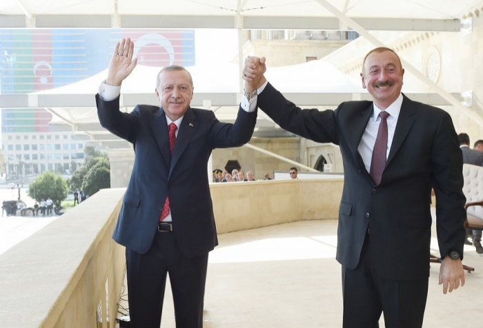   إلهام علييف وأردوغان في موكب النصر  