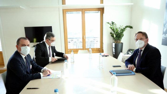    جيهون بيراموف يلتقى مع مفوض الاتحاد الأوروبي  