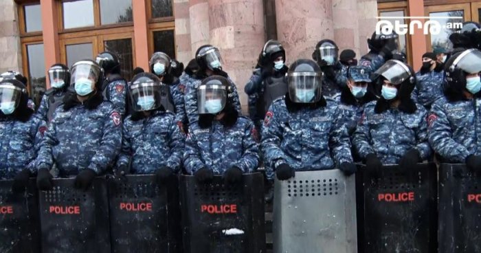 İrəvanda polis hökumət binasını əhatəyə aldı -  VİDEO 
