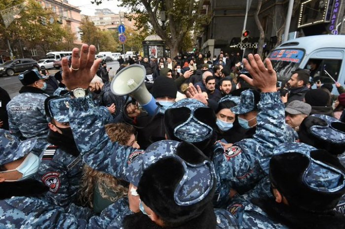 İrəvanda etirazçılar Paşinyana saat və ətir gətirdilər