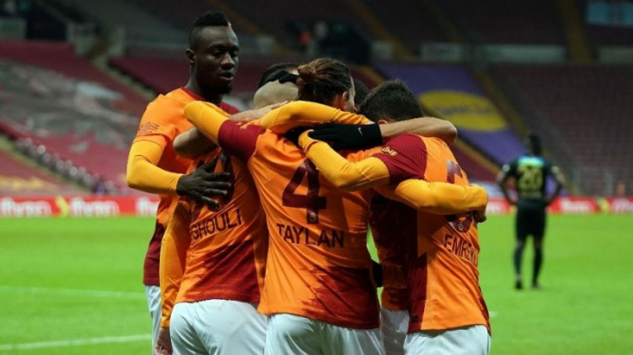 “Qalatasaray” 2 qolla lider oldu