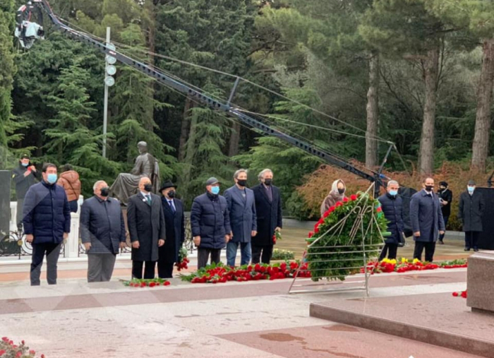 La dirección del Ministerio de Cultura y renombradas figuras de la cultura visitaron la tumba del gran líder