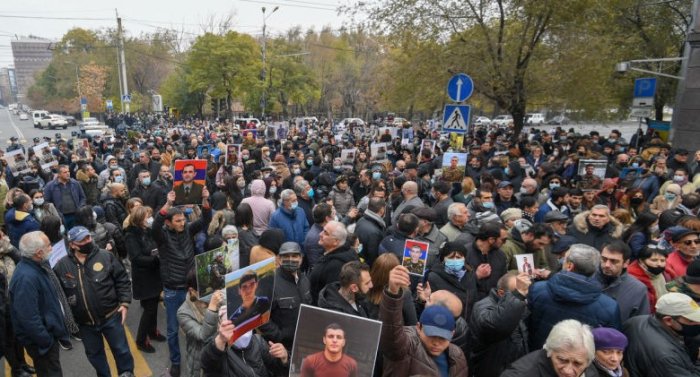  İtkin əsgərlərin ailələri Paşinyanla görüşdən narazı qaldı 