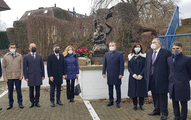   Minister besucht das Denkmal für Churschidbanu Natawan  