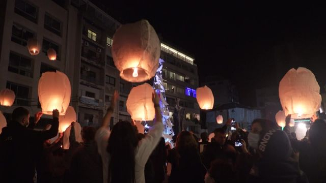  Beirut residents release lanterns to remember victims of Beirut blast -  NO COMMENT  