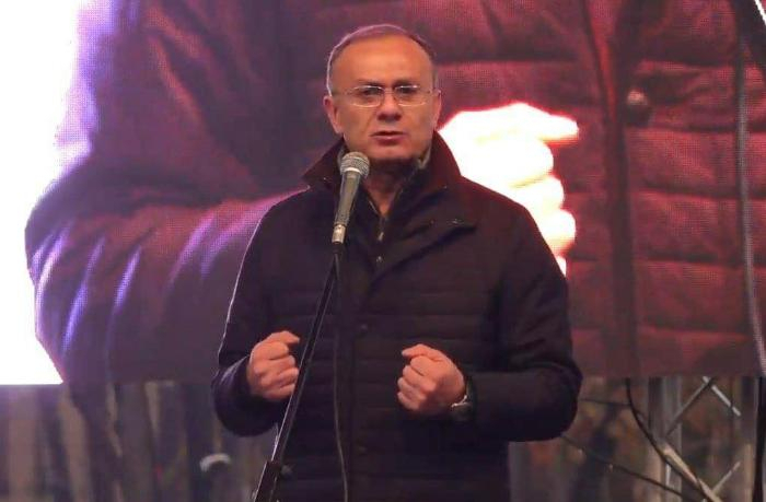   Ohanyan Paşinyana qarşı etirazlara qoşuldu:  “Kiçik insanlar dövlət başçısı ola bilməz” 
