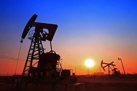   النفط يقلل خسائره قبيل صدور بيانات "بيكر هيوز"  
