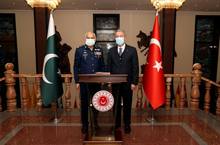   Turkish Defense Minister meets with the chief of the Pakistan Air Force  
 