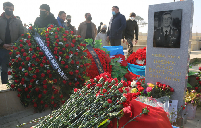  Militäroffiziere, Teilnehmer des Vaterländischen Krieges besuchen das Grab des Nationalhelden Polad Haschimov  