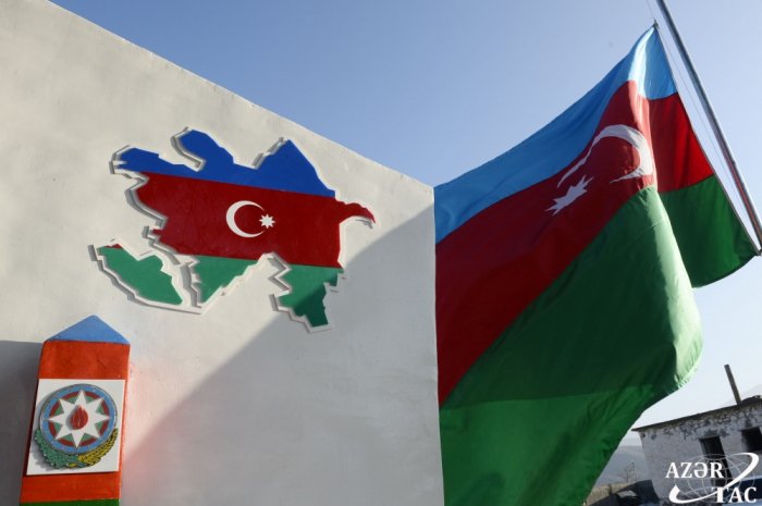  La bandera azerbaiyana se iza en el puesto fronterizo de Bartaz-  FOTOS  