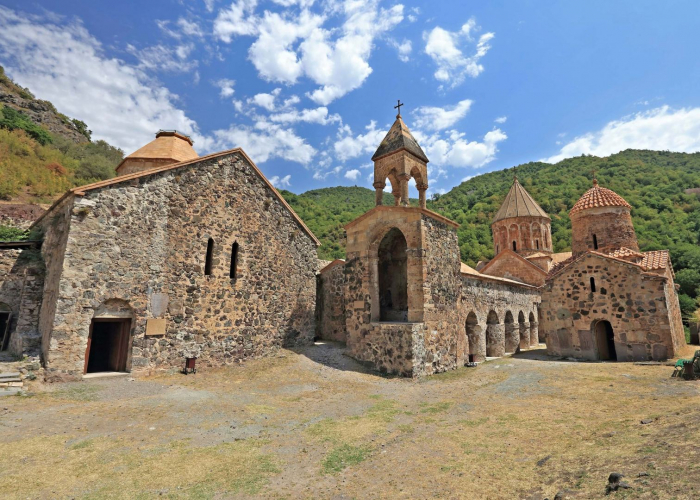   Mitglieder der christlichen Gemeinde Albano-Udi besuchen das Hudavang-Kloster in Kalbadschar  