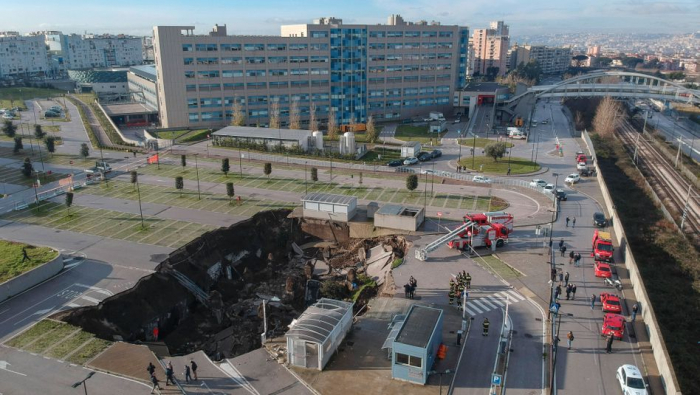 Gigantisches Loch tut sich vor Krankenhaus in Neapel auf