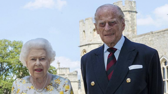 La reina Isabel II y su esposo reciben la primera dósis de la vacuna contra la COVID-19