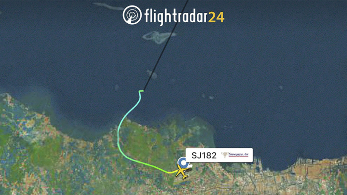 Indonesia detecta señales de emergencia durante la búsqueda del avión estrellado