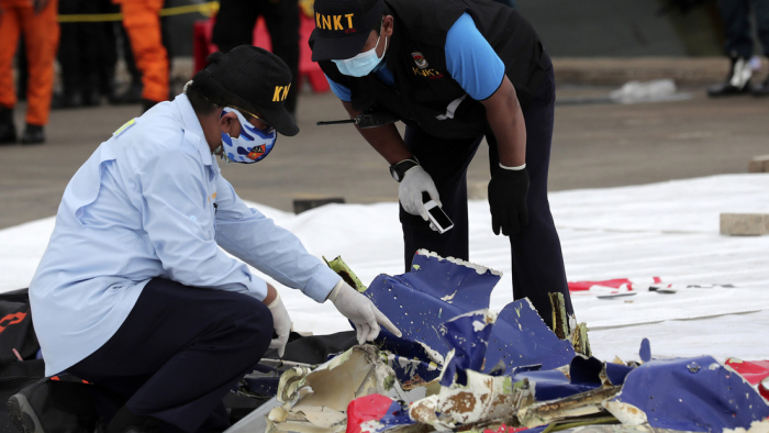 Localizan las cajas negras del Boeing estrellado en Indonesia