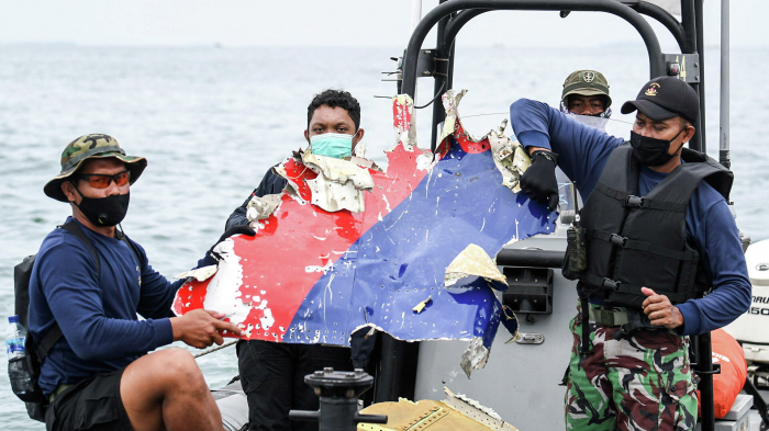 Boeing-Absturz in Indonesien: Flugzeug soll nach Abheben in starke Turbulenzen geraten sein