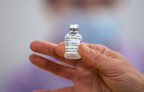 AstraZeneca y Oxford piden luz verde para vender su vacuna antiCovid a la UE