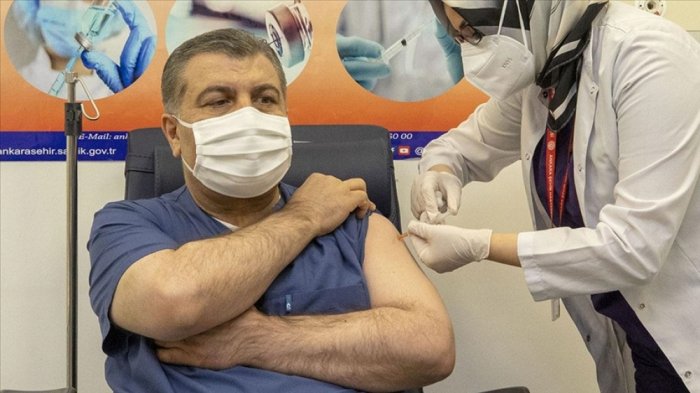  Türkiyənin səhiyyə naziri canlı yayımda peyvənd olundu 