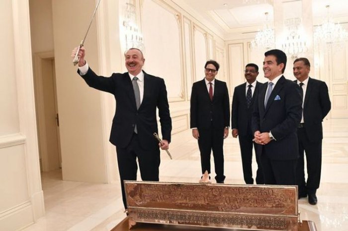  El Director General de la ICESCO presenta un obsequio a Ilham Aliyev -  FOTOS  
