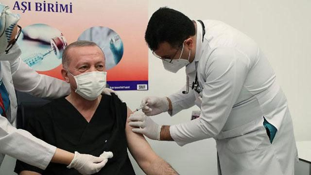   El presidente de Turquía recibe la vacuna china de Sinovac  
