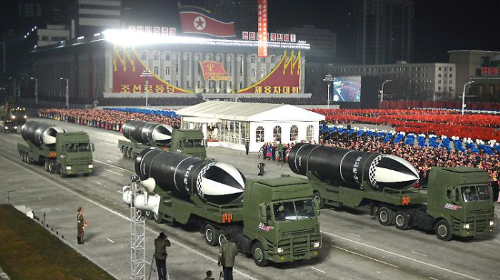 Nordkorea stellt neue Rakete bei Parade vor