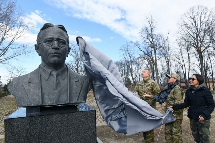  Las "estatuas disparadas" de Hajibeyli, Natavan y Bulbul regresan a Shusha -  FOTOS  