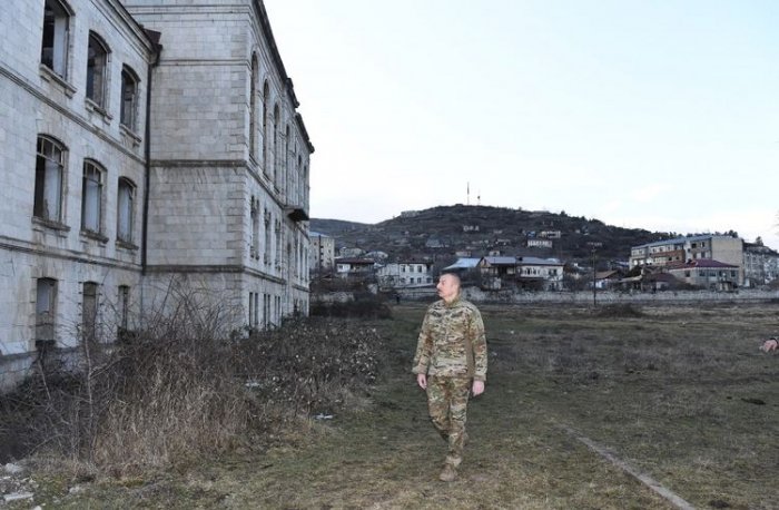  Prezident Şuşa Realnı Məktəbinin dağıdılmış binası ilə tanış oldu -    FOTO      