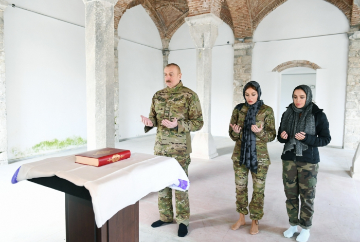  Präsident Ilham Aliyev und Erste Vizepräsidentin Mehriban Aliyeva besuchen die Moschee und das Vagif-Mausoleum in Schuscha 