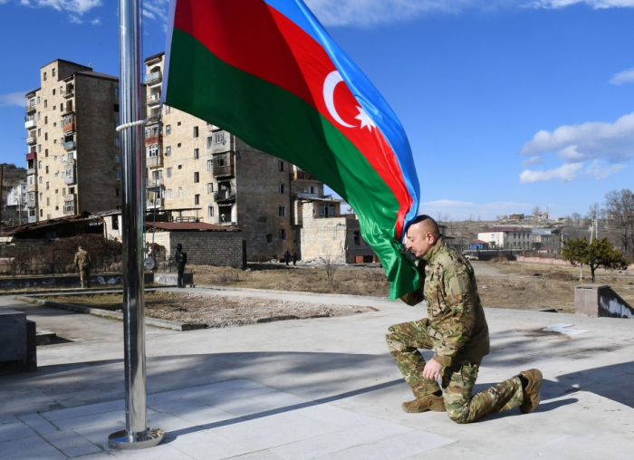   Präsident Aliyev hisst aserbaidschanische Flagge in Schuscha -   FOTOS     
