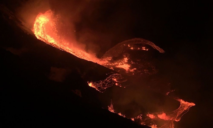 Vulkan Merapi auf Java spuckt Asche und Gestein aus