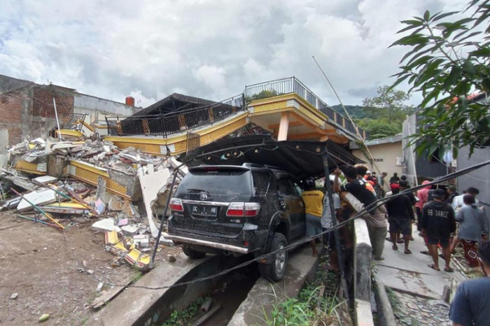 At least 96 killed, nearly 70,000 displaced as quake, floods hit Indonesia