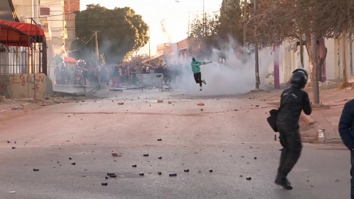  Tunisian protesters clash with police in 3rd day of unrest -  NO COMMENT  