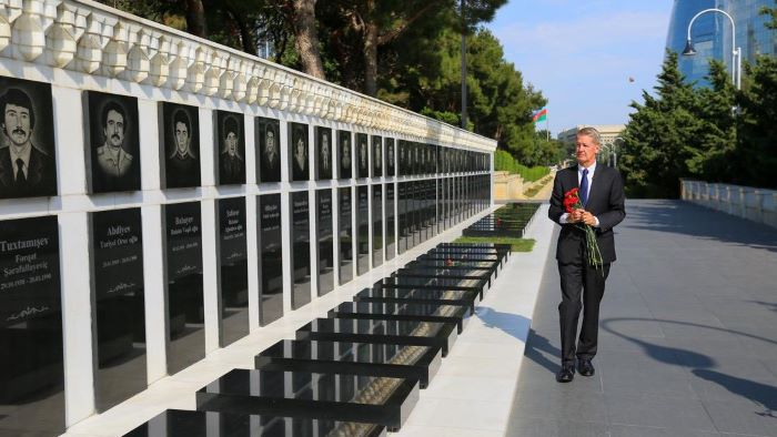 British Ambassador to Azerbaijan honours memory of martyrs of January 20 tragedy