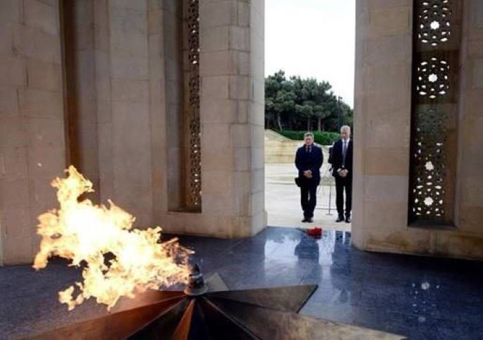 "Conmemoramos a las víctimas de la tragedia junto con el pueblo de Azerbaiyán"-   Delegación de la UE  