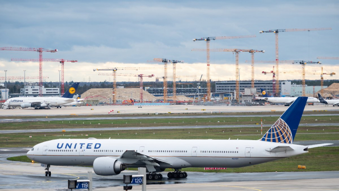 Pandemie treibt United Airlines tief in die roten Zahlen