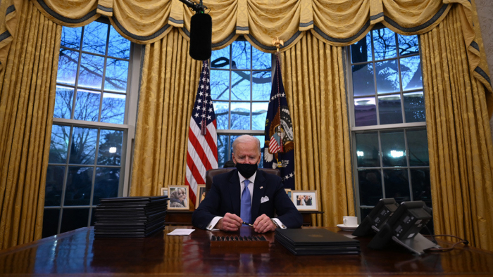Time muestra el primer día de Biden en una oficina presidencial saqueada por Trump