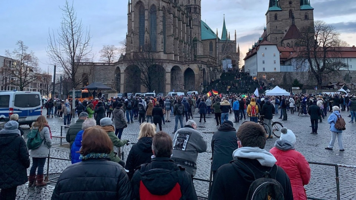 Rund 1000 Menschen protestieren in Erfurt gegen Corona-Auflagen