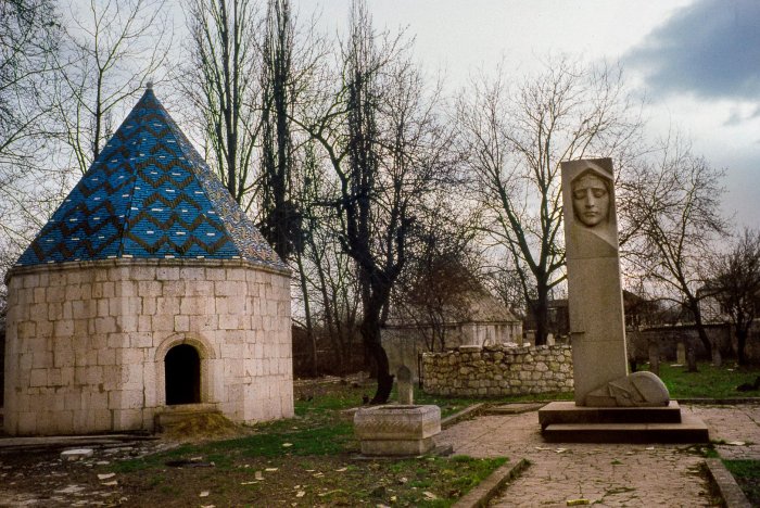   Los armenios destruyeron la tumba de Natavan y se llevaron sus huesos  