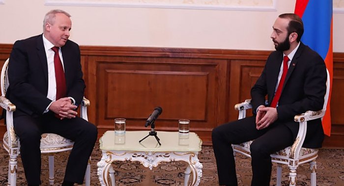 El presidente del Parlamento armenio discute Karabaj con el embajador ruso