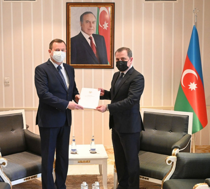  Djeyhoun Baïramov a reçu le nouvel ambassadeur de la République du Bélarus 