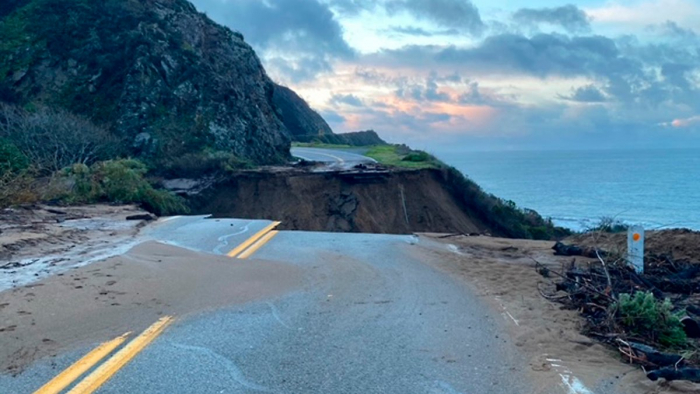 Regenfälle zerstören Highway in Kalifornien