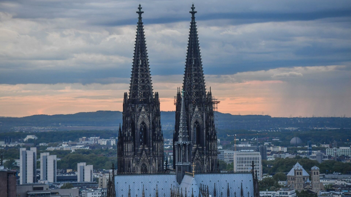     Vertrauenskrise in Erzbistum Köln:   Kardinal Woelki hält Gutachten in Sachen Missbrauch zurück  