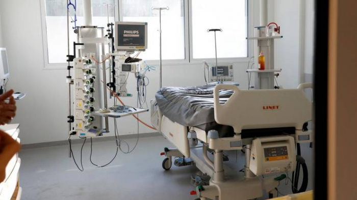 Covid-19 en France: le nombre de personnes hospitalisées reste élevé 