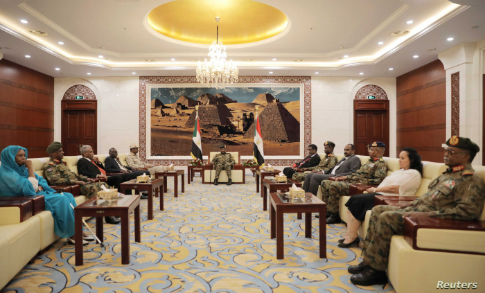 وزير الدفاع السوداني وعضو في "السيادي" يتوجهان إلى تشاد