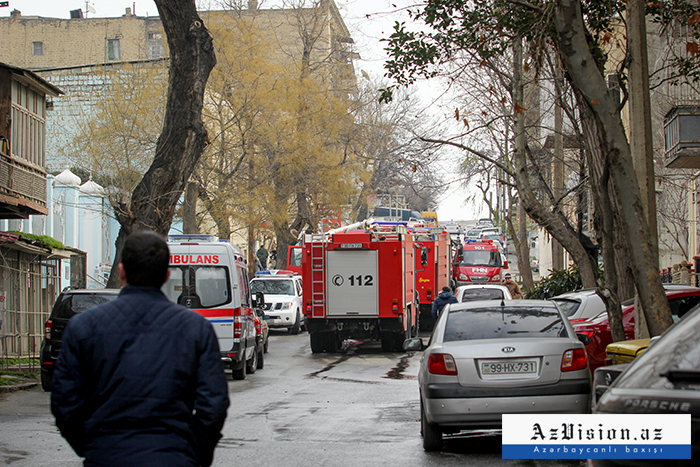 Bakıda "Mercedes" qarajda yandı