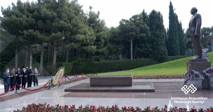   رئيس الايسيسكو يزور قبر حيدر علييف  