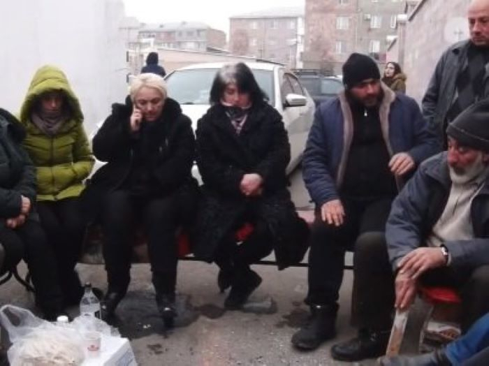 آباء الجنود الأرمن المفقودين يعتصمون ويحتجون