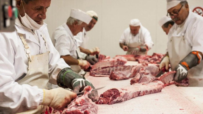 12.300 neue Festanstellungen in der Fleischindustrie