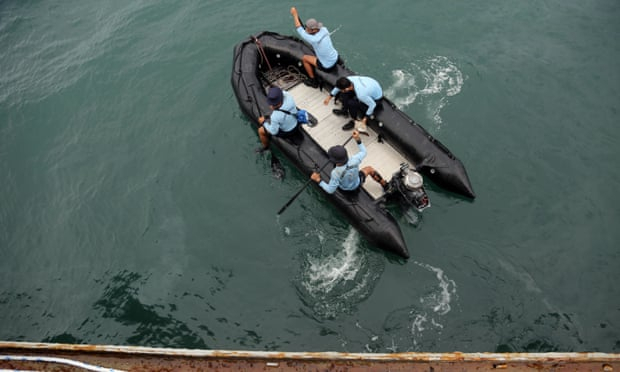 Sriwijaya Air flight 182: divers to retrieve black boxes from Indonesia plane crash